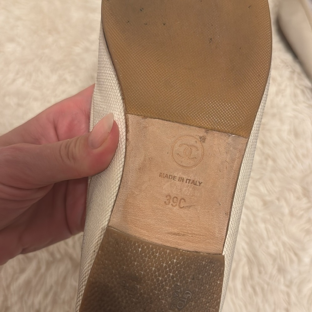 CHANEL Cream and Black Flats with Color-Block Design - Picture 5 of 10